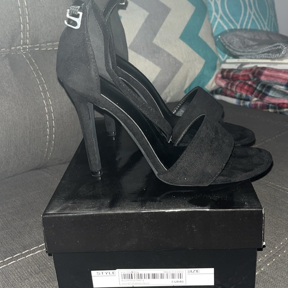 Black heels - Picture 3 of 3